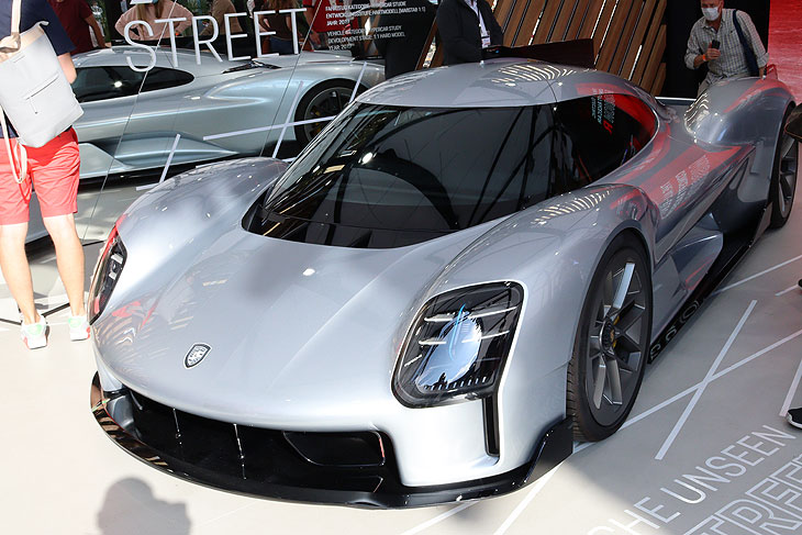  Porsche Forum am Wittelbacher Platz(©Foto: Martin Schmitz)